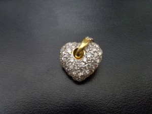 お買取りした小さなダイヤが散りばめられたペンダントトップです