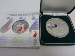 貨幣とメダルの写真です。