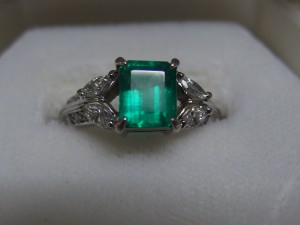 エメラルドプラチナリング 近影