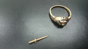 壊れた金のピアス、壊れた金リング