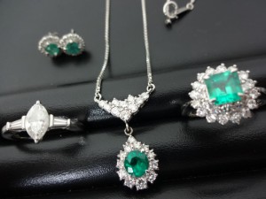 エメラルド付きプラチナリング