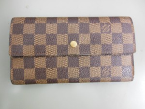 ヴィトンのダミエ長財布の画像です。