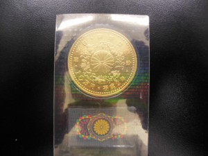 天皇陛下御即位10万円金貨の裏面の画像です。