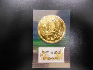天皇陛下御即位10万円金貨の表面の画像です。