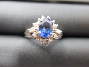 Pt900 S0.88ct MD0.2ct プラチナ サファイアリングの買取画像です
