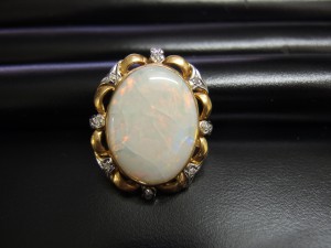 オパールブローチ