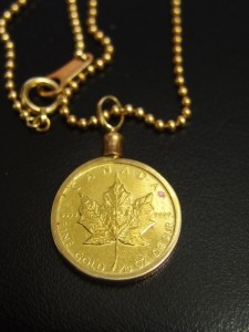 メイプルリーフコインネックレス1/10オンス近影