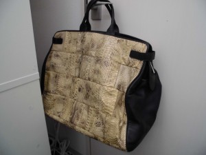 蛇皮カバンの画像です