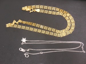 K18のネックレスとPt900でダイヤ付きのネックレスの画像です。