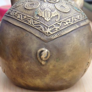 中国の置物　後姿の画像です。