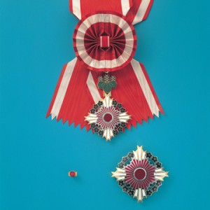 桐花大綬章・副章(右下)・略綬(左下)