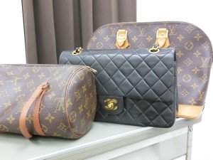 ヴィトンのバッグとシャネルのバッグの画像です。