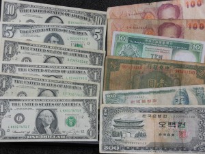 外国銭　紙幣の画像です。