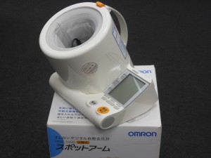 オムロンのデジタル自動血圧計の画像です。