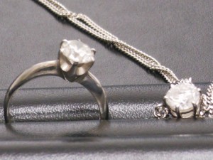 プラチナ台にダイヤモンドの石が付いた画像です。