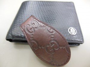 グッチのマネークリップとダンヒルの二つ折り財布の画像です。