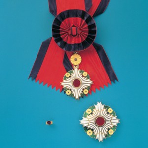 大勲位菊花大綬章・副章(右下)・略綬(左下)