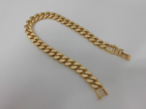 金のブレスレットの写真です。