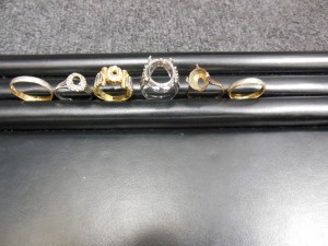 石が外れているリングの画像です。