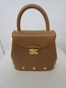 フェラガモバッグの映像です。