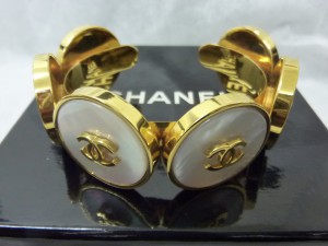 シャネルのブレスレットの写真です。