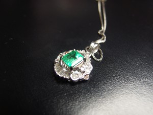 プラチナエメラルドネックレス 斜影