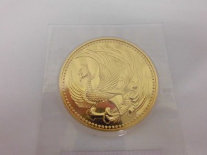 古銭(10万円金貨)の写真です。