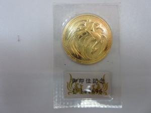 天皇御即位10万円金貨の画像です。