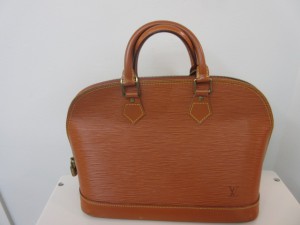 LVアルマのバッグの映像です。