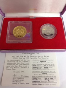 天皇御在位十年記念貨幣セットの画像です。
