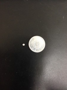 1円玉と比較したダイヤモンドの画像です。