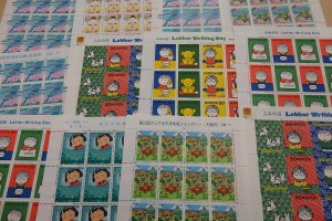 沢山の切手シートの画像です。