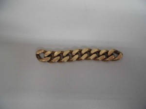 切れたブレスレットの画像