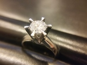 ダイヤの指輪です。
