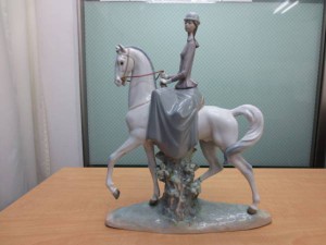 リヤドロ 白い馬の女性 置物