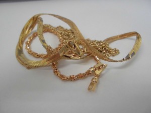 金のアクセサリーを買取りました。