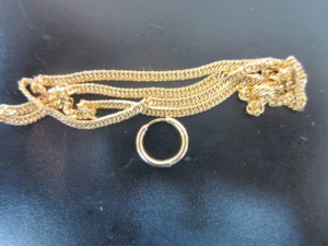 ネックレスとピアスの映像です。