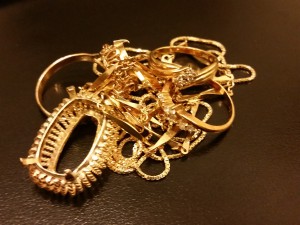 金のアクセサリーです。
