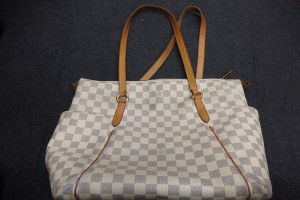 ヴィトン ダミエアズール トータリーMM ショルダーバッグ N41279の画像です。大東市