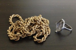 大吉 調布店で買取った壊れたネックレスと指輪（貴金属）