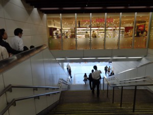 JR鶴見駅正面階段