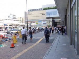 JR鶴見駅東口からの道順①