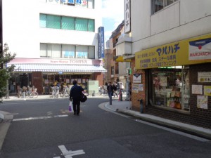 JR鶴見駅東口からの道順③