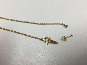 切れてしまった金のネックレス