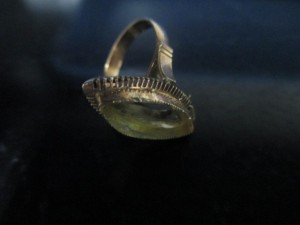 壊れたアクセサリーです。指輪の石が取れています