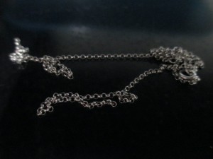 壊れたアクセサリー、チェーンが切れています