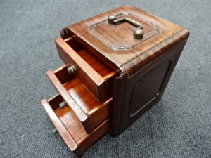 黒檀の小物入れは大吉調布店へ