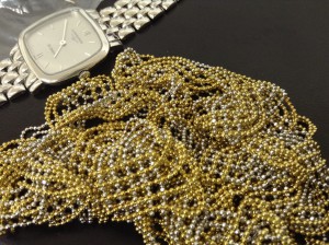 金のネックレスと金無垢の時計