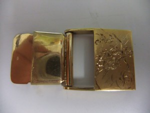 金のバックルを高価買取致しました。大吉草加店。