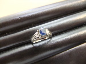 今回の貴金属はサファイアリングを高価買取致しました。大吉草加店。